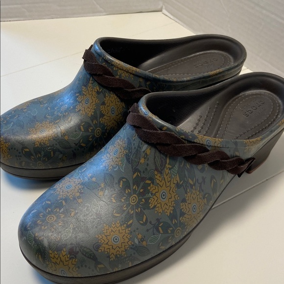 CROCS Shoes - Crocs Womens Sarah Green Floral Block Heel Clog Shoes Suede Braid Size 10
